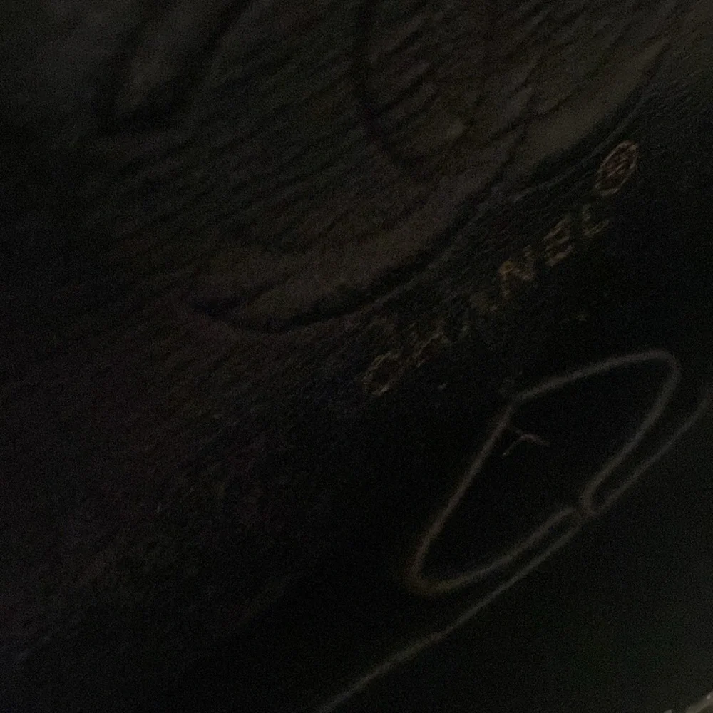 Classic 8.5x6 CHANEL®️CAViAR bag with gold chain to wear crossbody or shoulder. - Picture 7 of 11